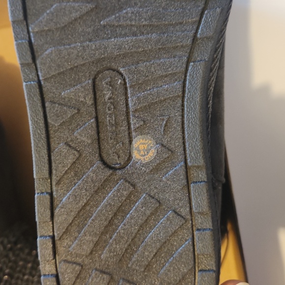 Brand new sweater boots. - Picture 4 of 7